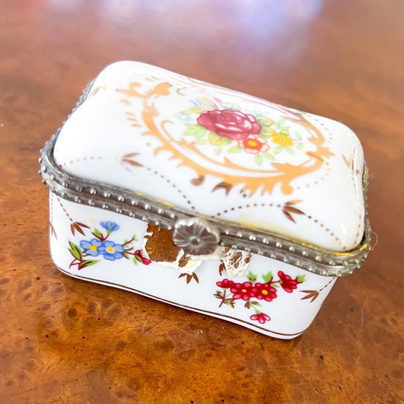 Porcelanas LF Vintage Trinket Box Victorian Porcelain Cameo Enamel Metal Flowers - Picture 2 of 12